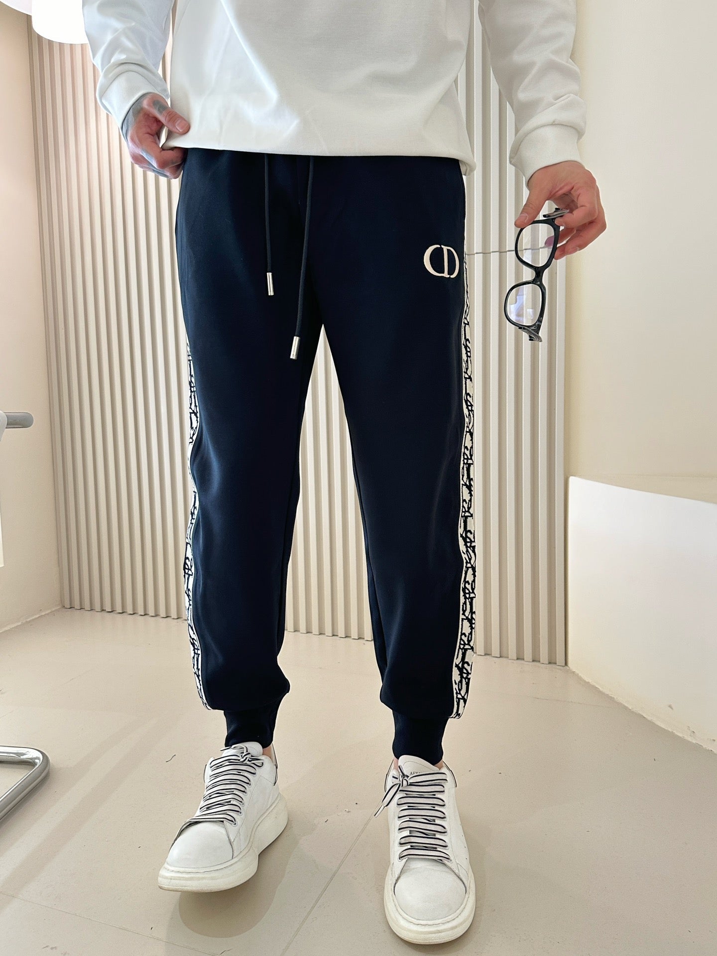 MINIMALIST STREET STYLE
