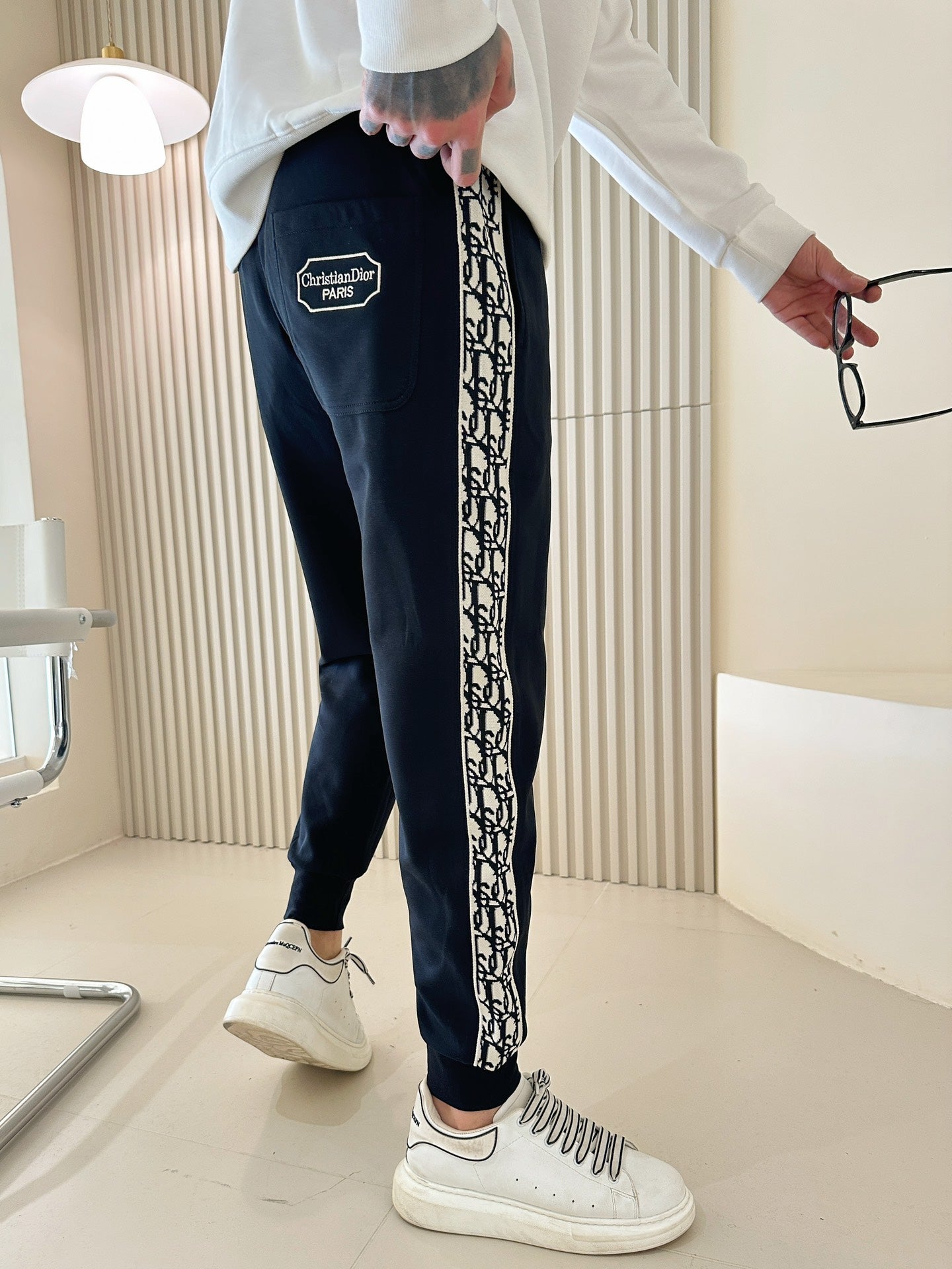 MINIMALIST STREET STYLE