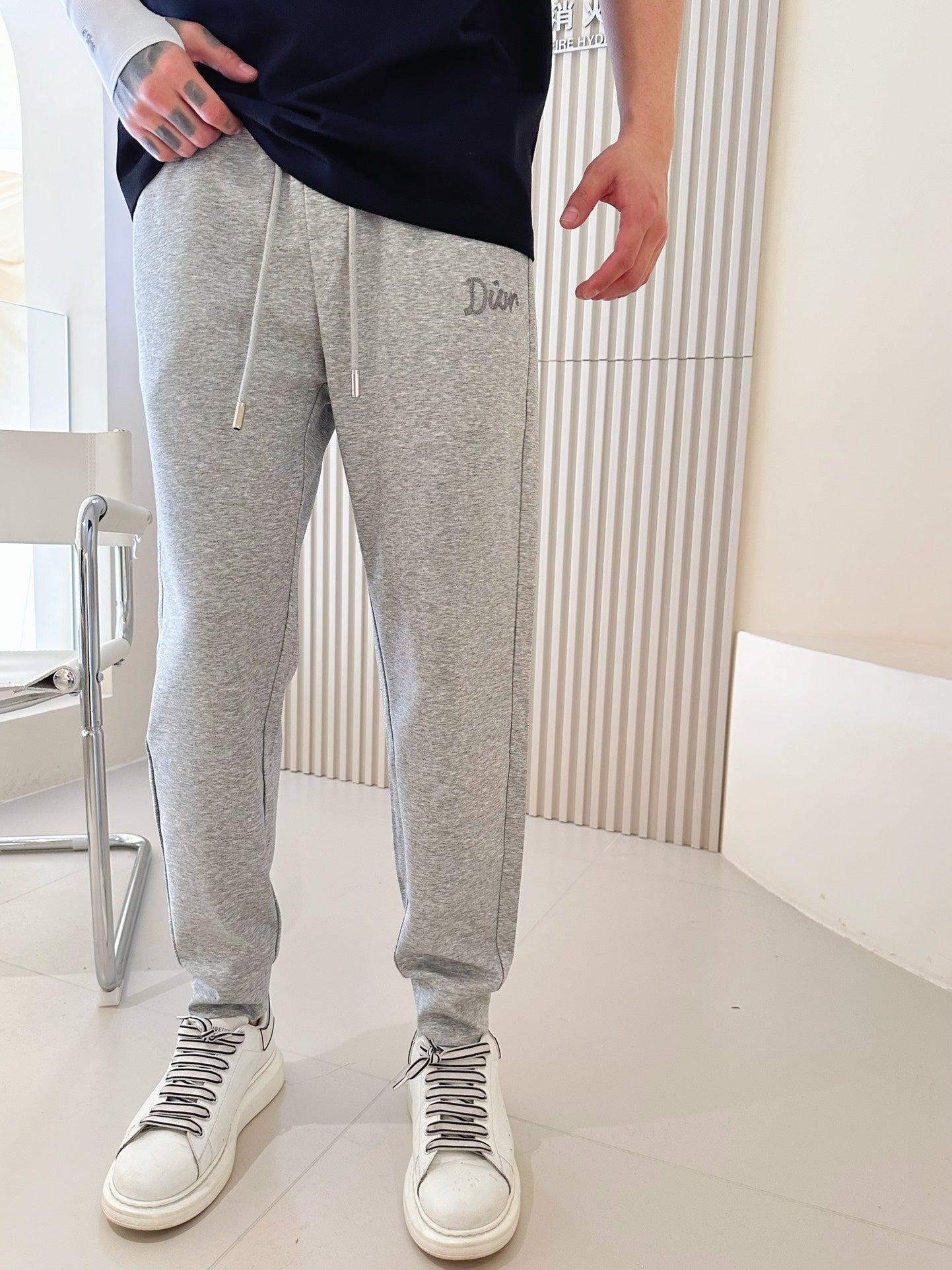 MINIMALIST STREET STYLE