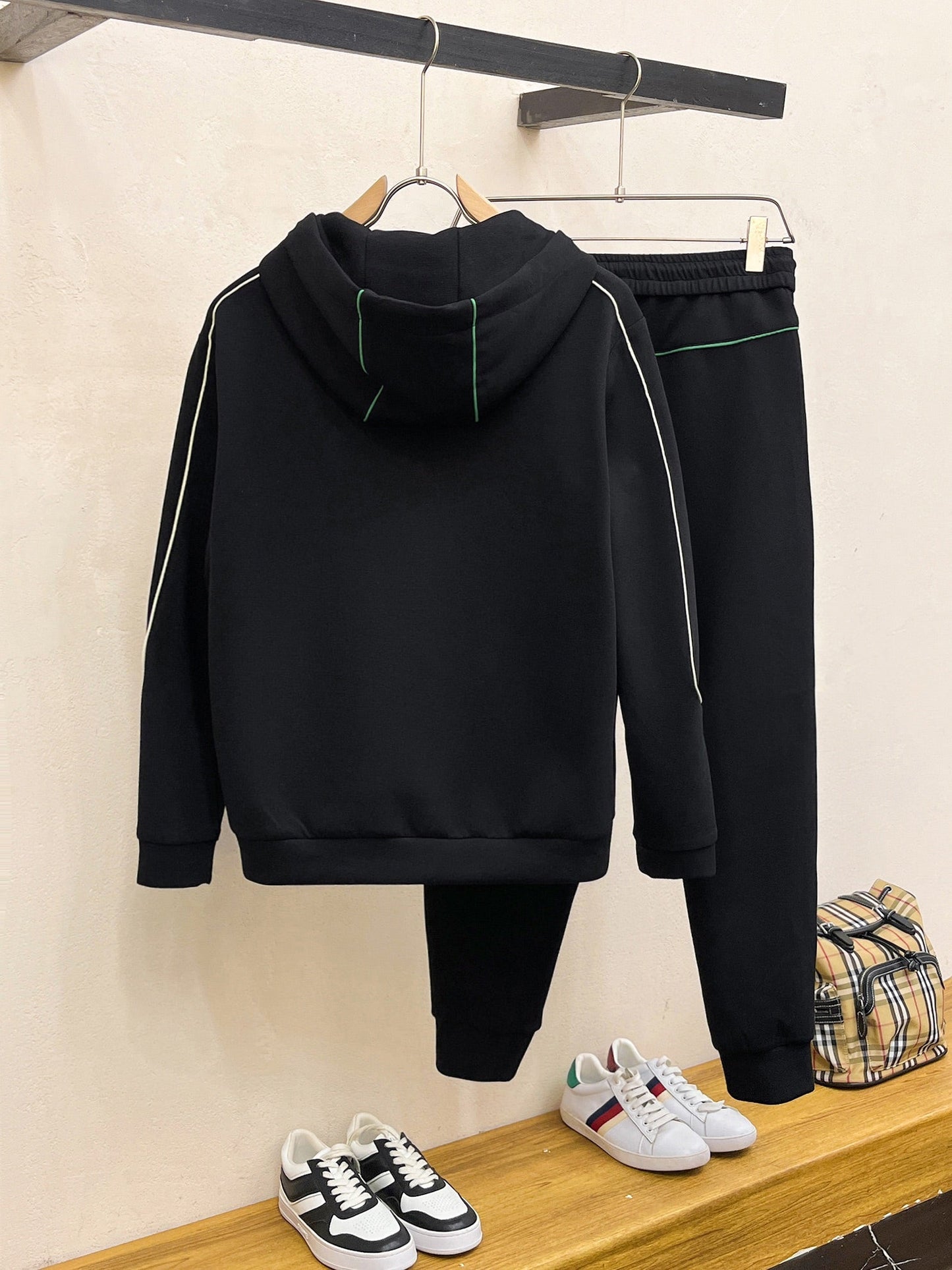 MINIMALIST STREET STYLE