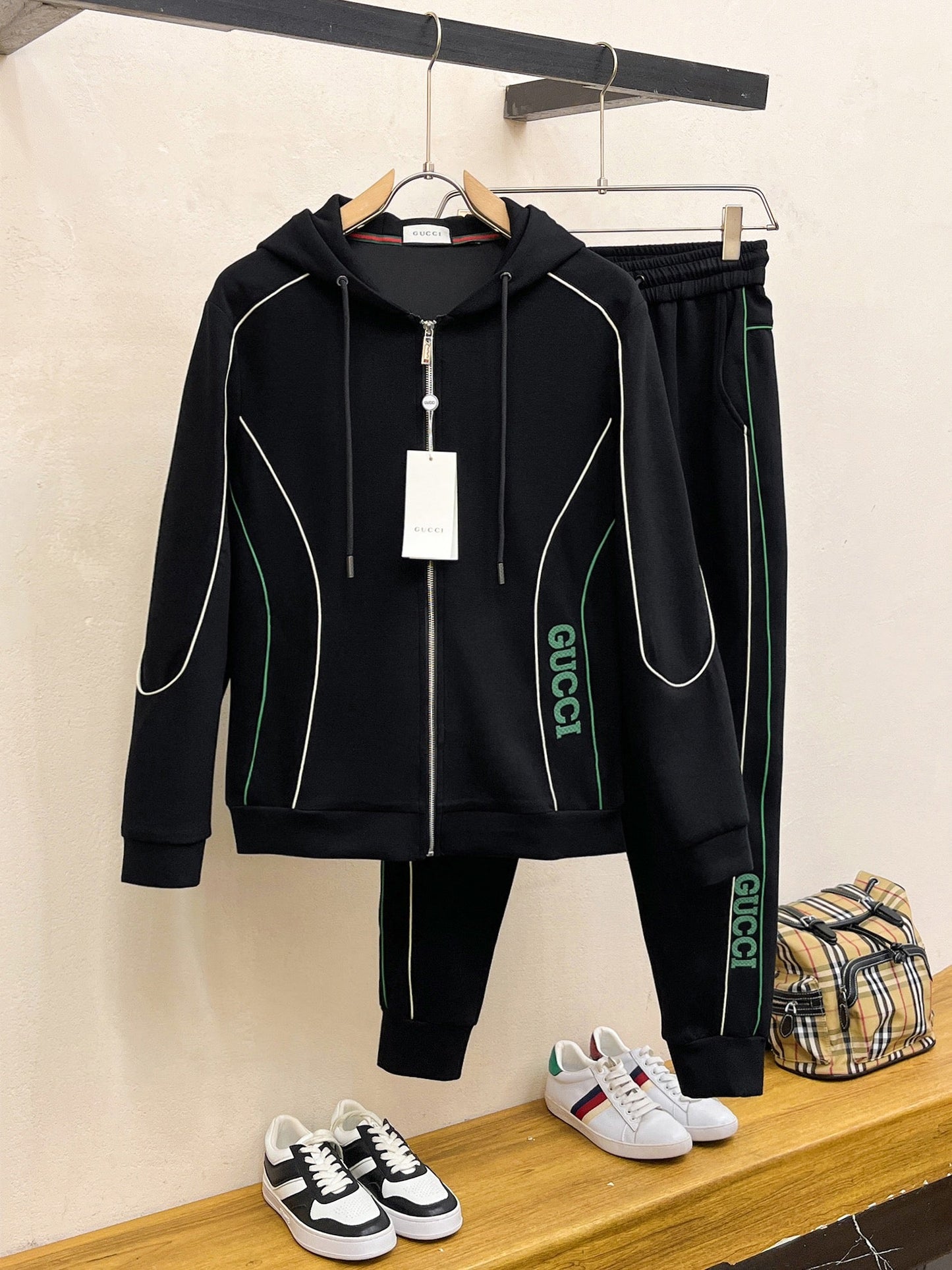 MINIMALIST STREET STYLE