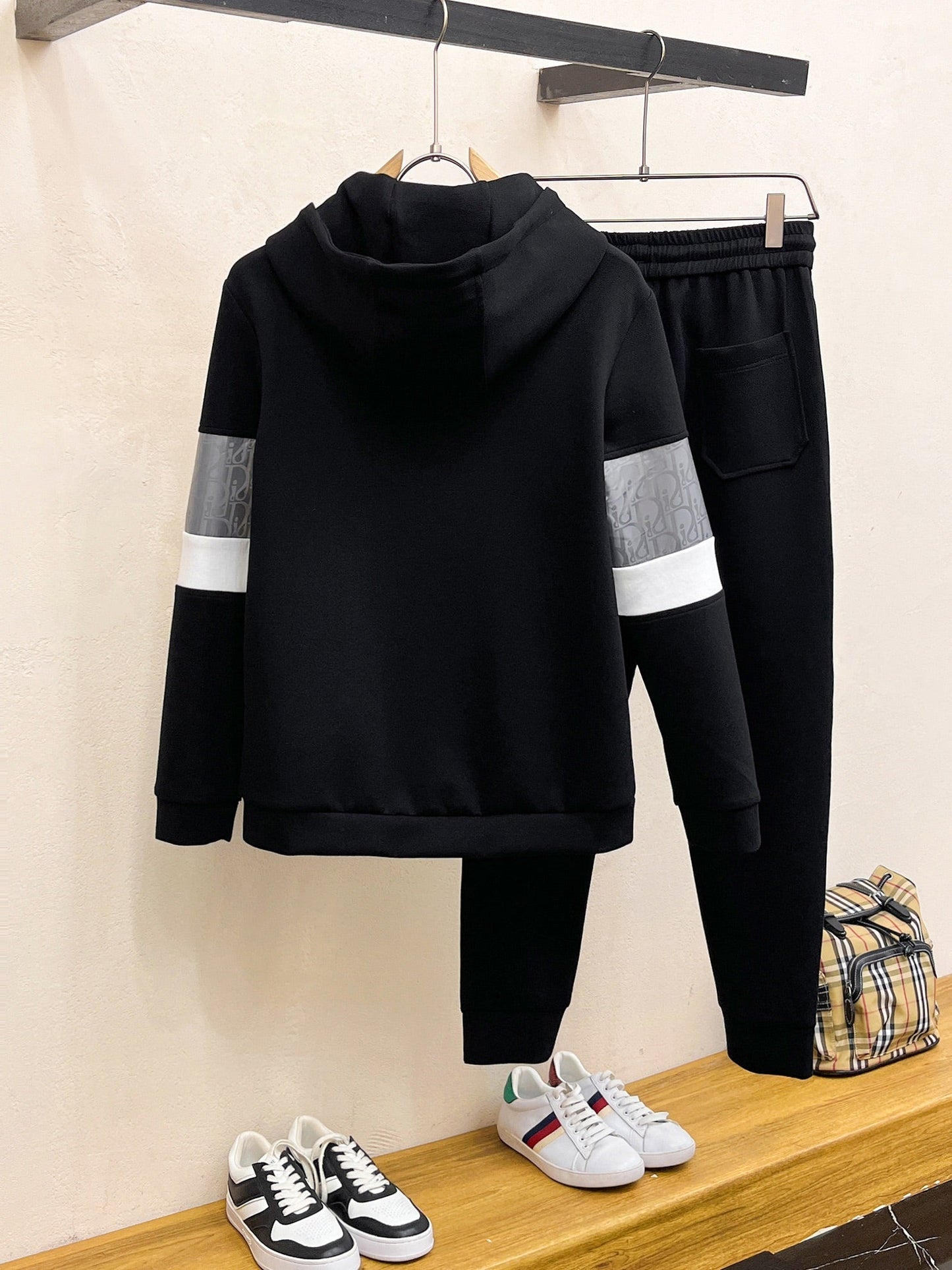 MINIMALIST STREET STYLE