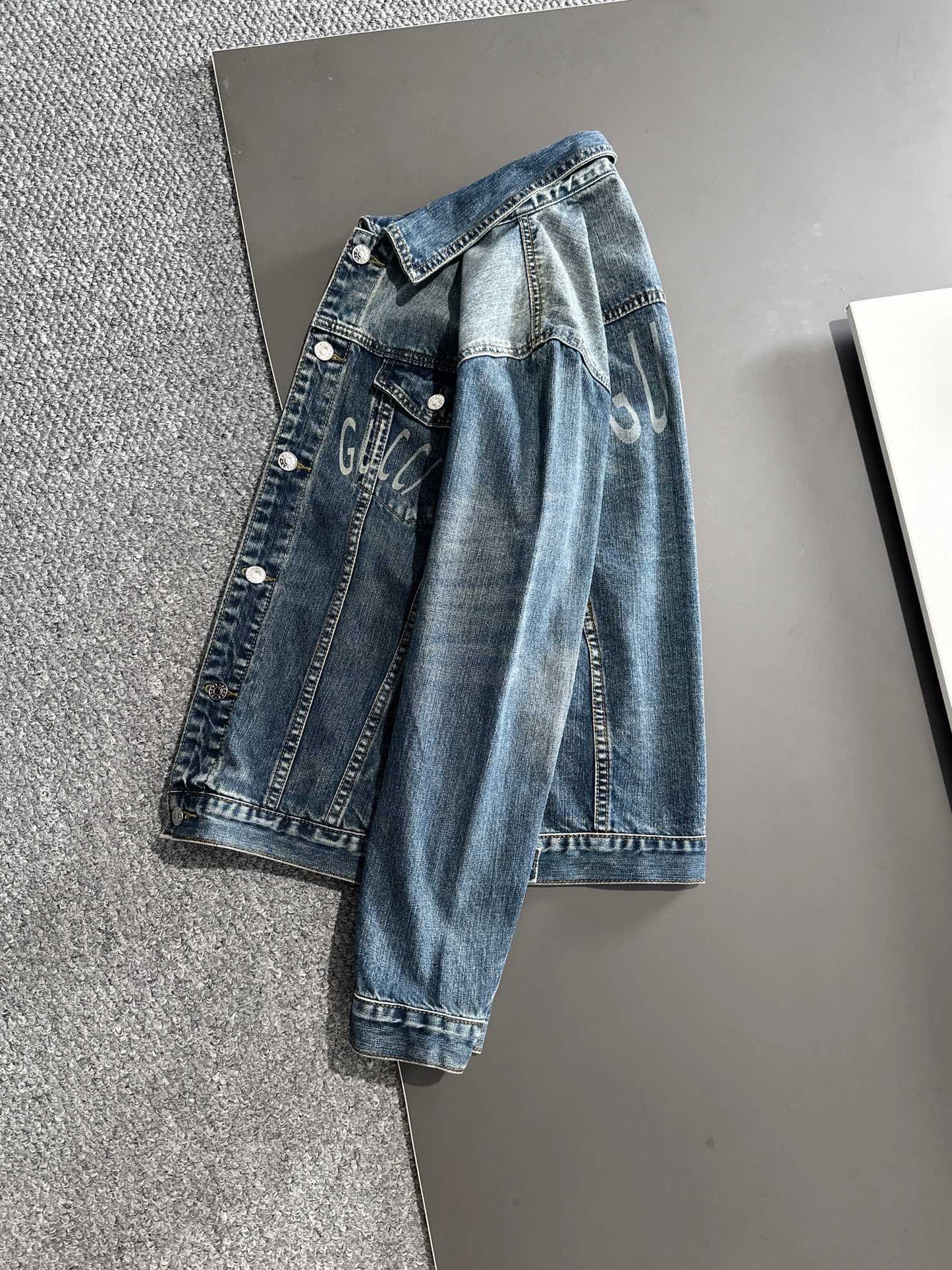 MINIMALIST STREET STYLE