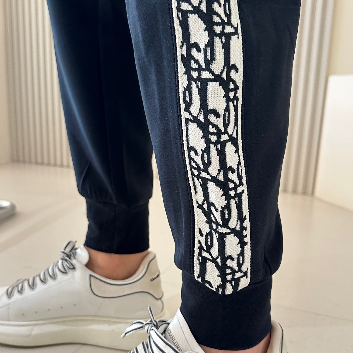 MINIMALIST STREET STYLE