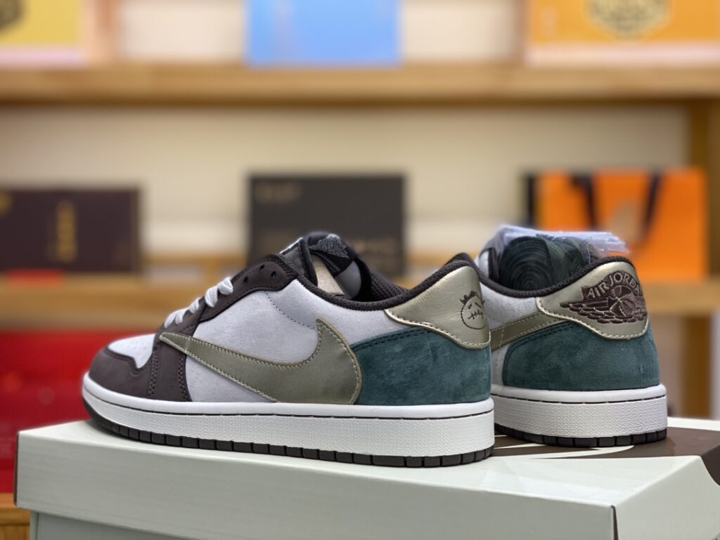 Travis Scott x Nike Air Jordan 1 Low Sneaker - Image 6