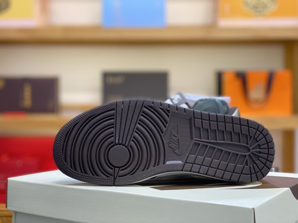 Travis Scott x Nike Air Jordan 1 Low Sneaker - Image 4