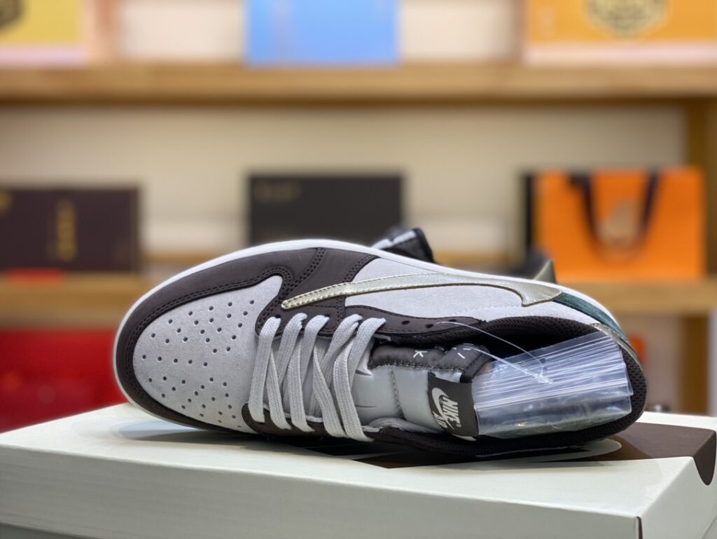 Travis Scott x Nike Air Jordan 1 Low Sneaker - Image 3