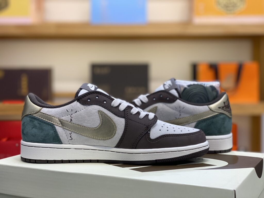 Travis Scott x Nike Air Jordan 1 Low Sneaker - Image 2