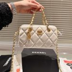 Chanel Matelasse Flap Bag With Chain White 20Cm - Image 3