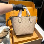 Louis Vuitton Blossom Mahina Leather Bag Beige 21Cm - Image 4