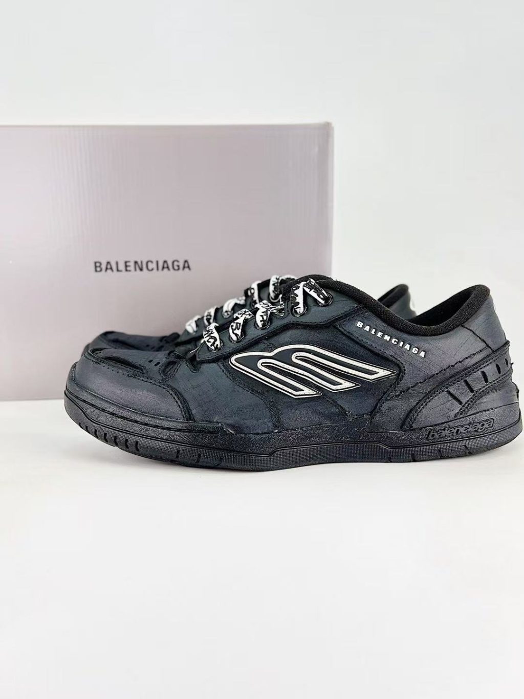 Balenciaga Hamptons Worn-out Sneaker - Image 4