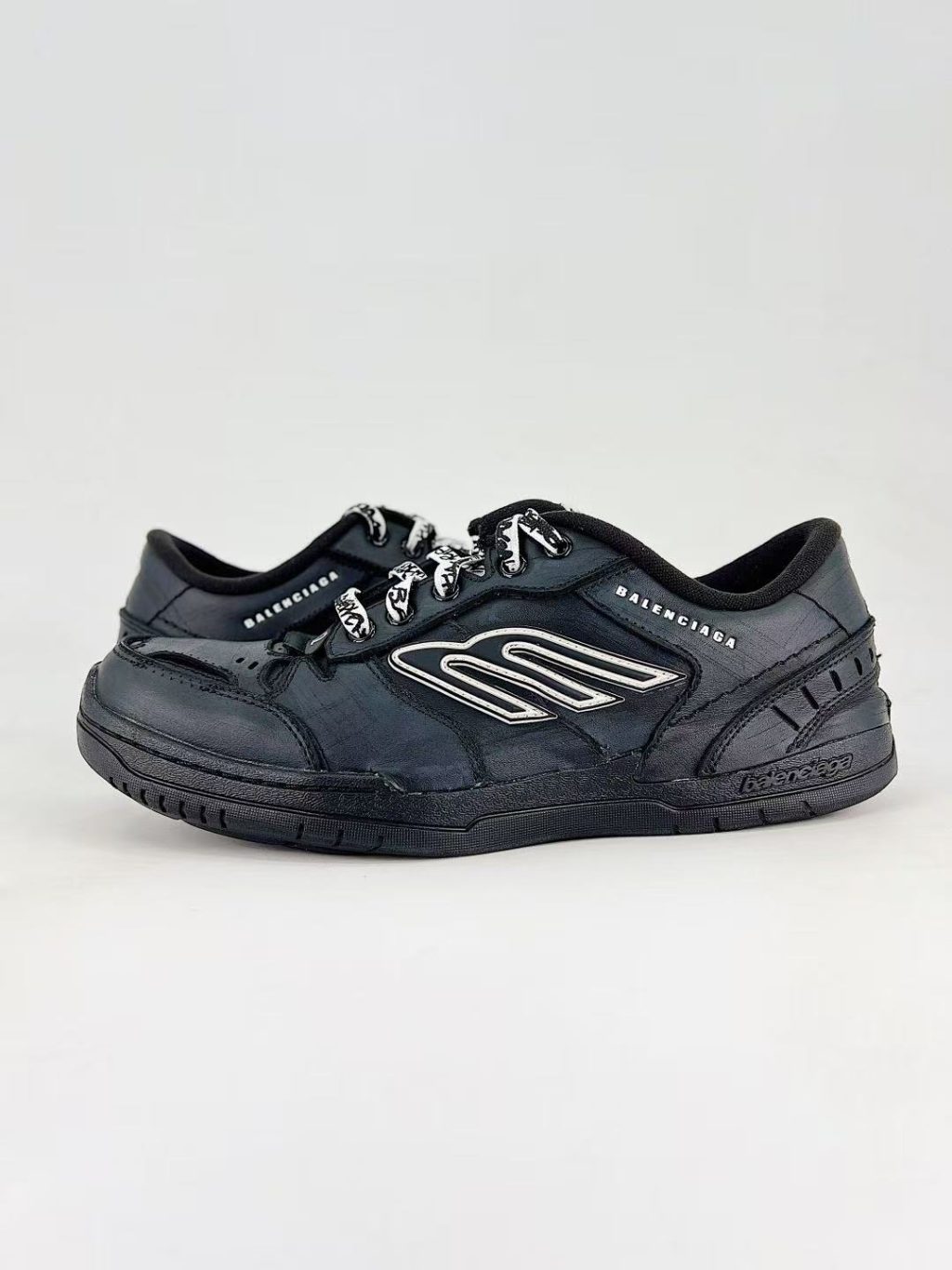 Balenciaga Hamptons Worn-out Sneaker - Image 3
