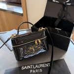 Saint Laurent Gany Vanity Bag In Patent Leather Black 19Cm - Image 8