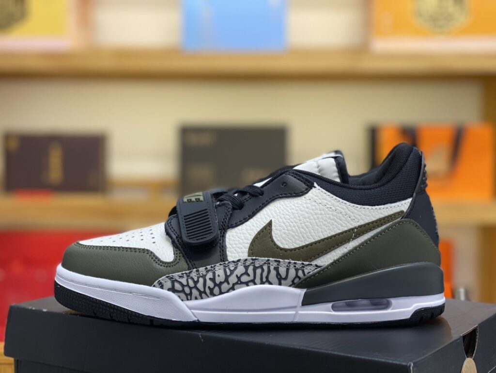 Nike Air Jordan 1 Low Sneaker - Image 5