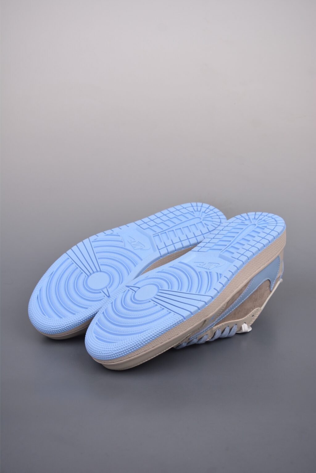 Nike Jordan Air Jordan 1 Sneaker - Image 3