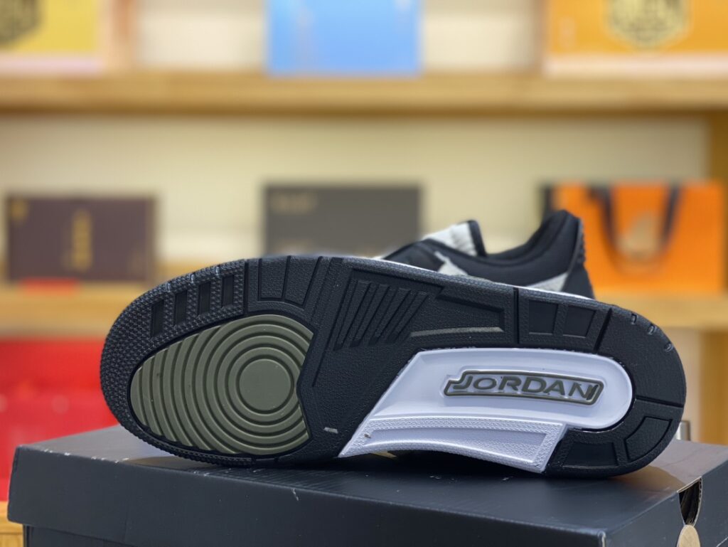 Nike Air Jordan 1 Low Sneaker - Image 4