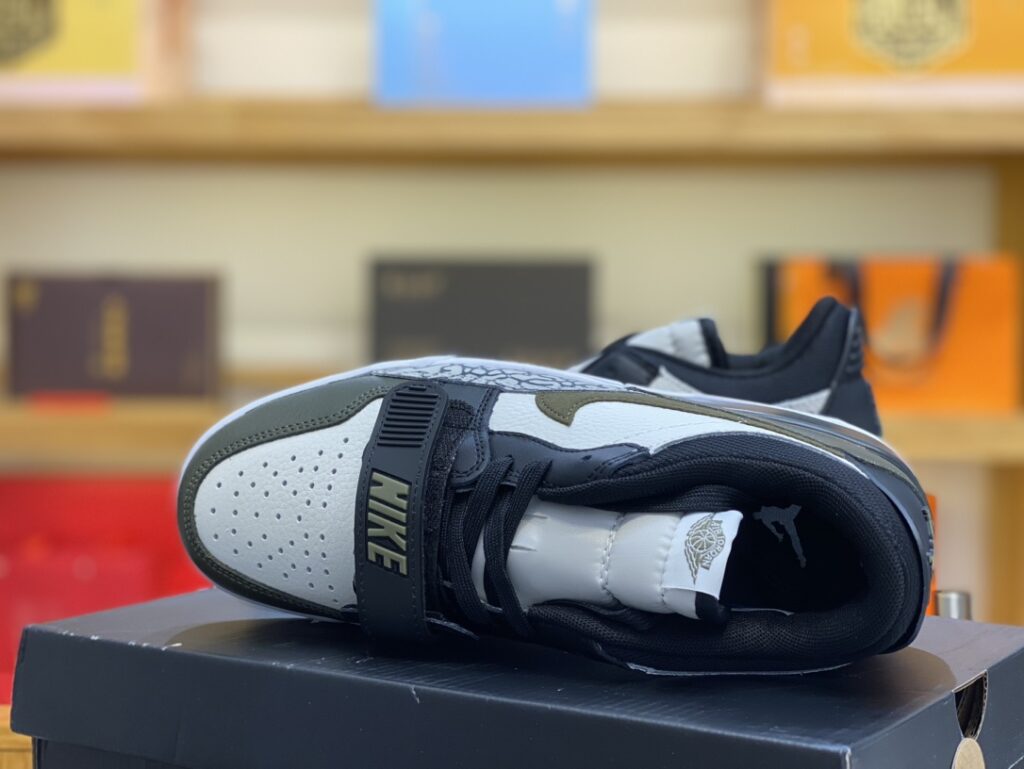 Nike Air Jordan 1 Low Sneaker - Image 3