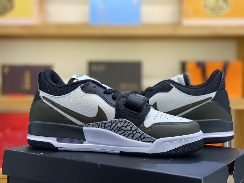 Nike Air Jordan 1 Low Sneaker - Image 2