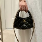 Chanel 24A Small Hobo Bag Shiny And Gold Tone Metal In Black 20Cm AS4966 B17320 94305 - Image 5