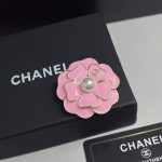 Chanel Brooch Metal And Resin Gold With Pink Pearly White - Image 3