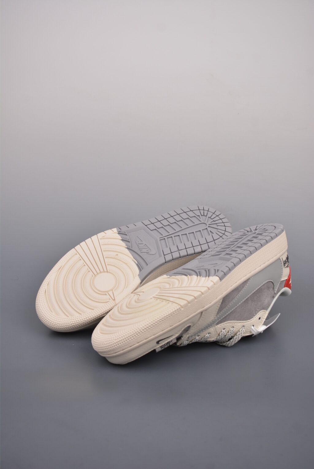 Nike Jordan Air Jordan 1 Sneaker - Image 3