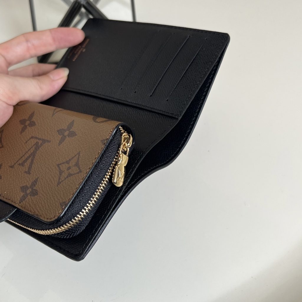 Louis Vuitton Juliette Wallet Monogram Giant Brown 13Cm M69432 - Image 9