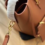 Saint Laurent Le 37 In Shiny Leather Brown 25Cm - Image 4