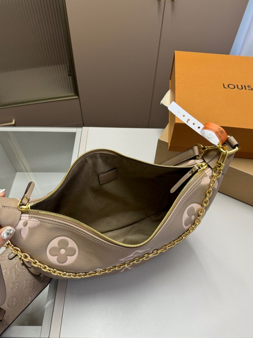 Louis Vuitton Loop Hobo Dove Gray 32Cm M46738 - Image 3