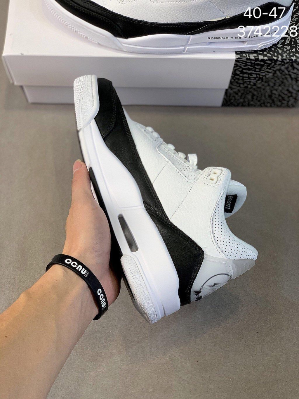 Air Jordan 3 Retro - Image 3