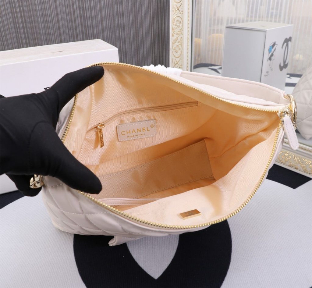 Chanel Maxi Hobo Bag Black Leather And Gold Tone Metal White 28Cm As4339 - Image 3