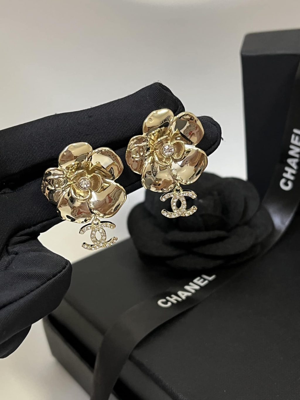Chanel Cc Flower Earrings With Crystal Gold - Image 4