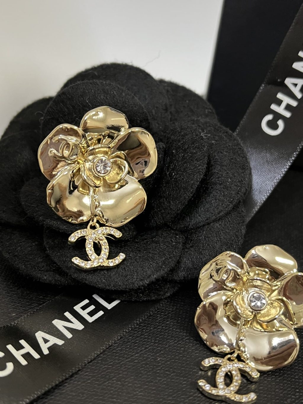 Chanel Cc Flower Earrings With Crystal Gold - Image 3