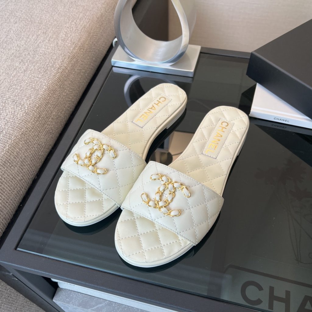 Chanel 23P Quilted Cc Chain Mule Sandal White - Image 3