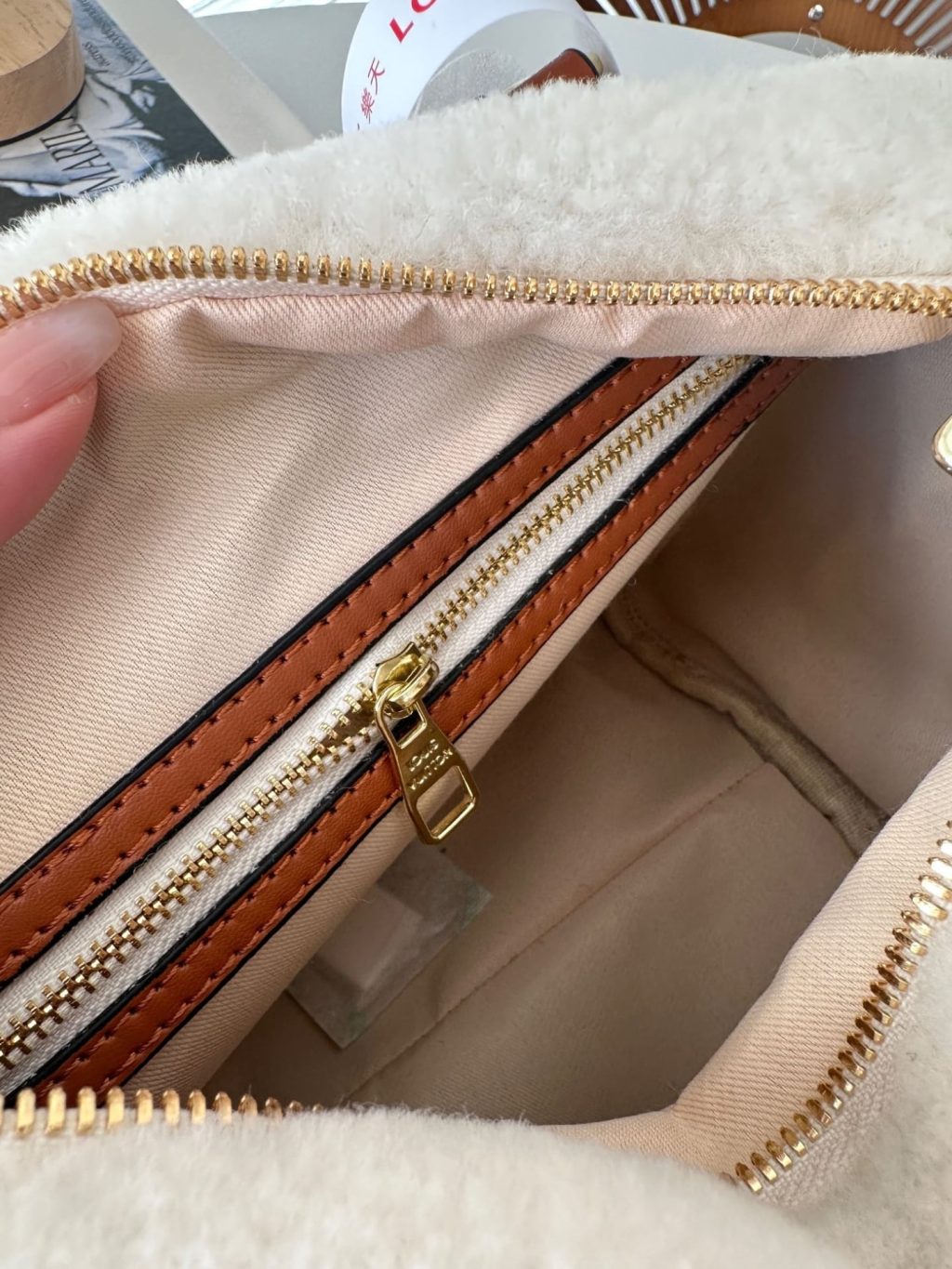 Louis Vuitton Speedy Bandouliere Monogram Teddy Fleece 25 White 25Cm - Image 3