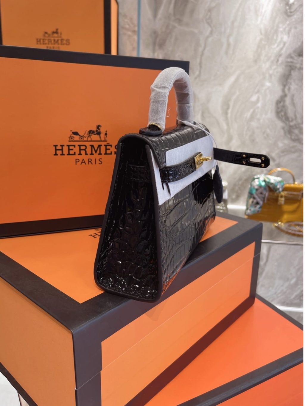 Hermès Kelly Alligator Gold Buckle Black 22Cm - Image 3