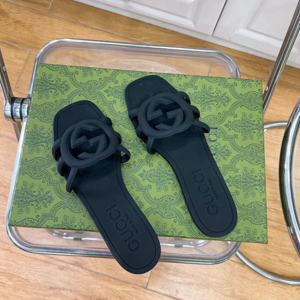 Gucci Women'S Interlocking G Slide Sandal Black ‎780307 J8700 1000 - Image 4