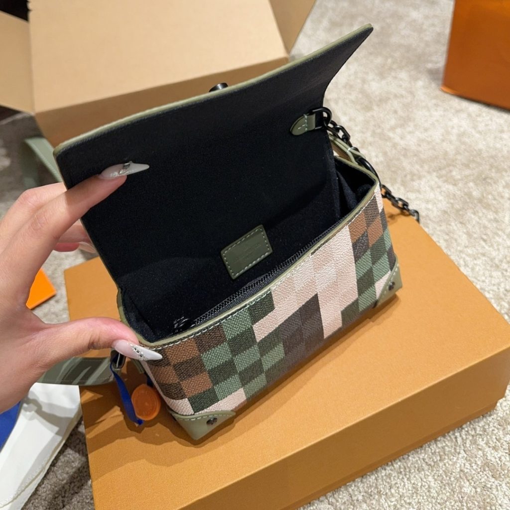 Louis Vuitton Steamer Wearable Wallet Damier Green 17Cm M83172 - Image 3