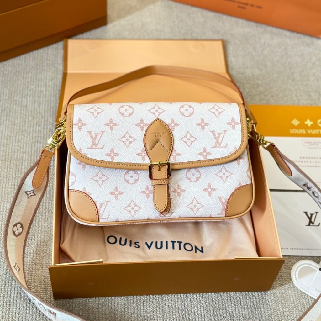 Louis Vuitton Diane Monogram Cream Beige 25Cm - Image 3