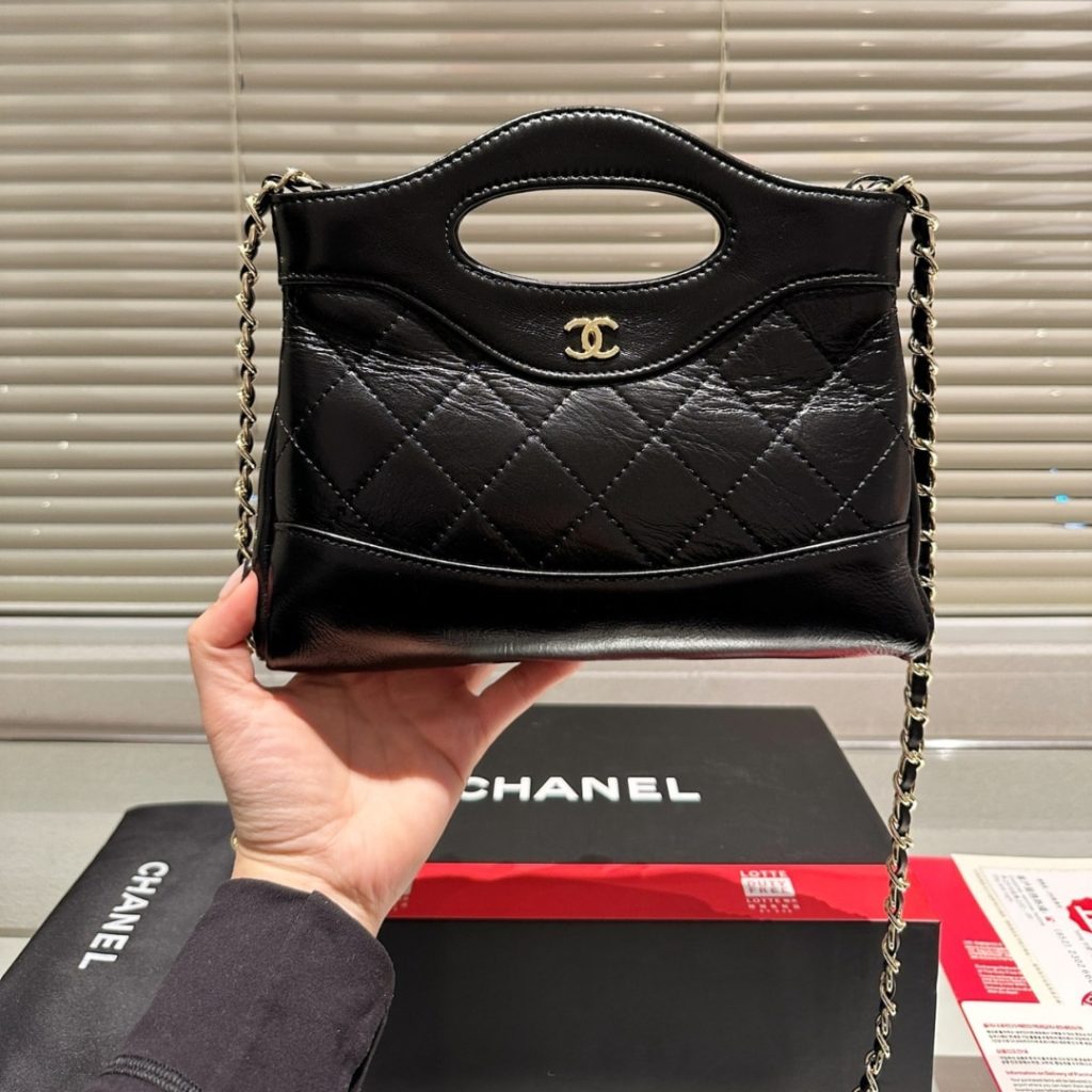 Chanel 24C Mini 31 Clutch With Chain Shiny Black 24Cm - Image 3
