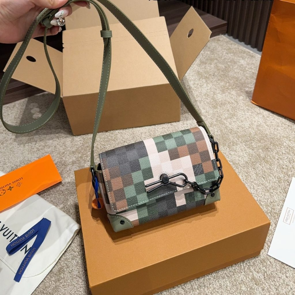 Louis Vuitton Steamer Wearable Wallet Damier Green 17Cm M83172 - Image 4