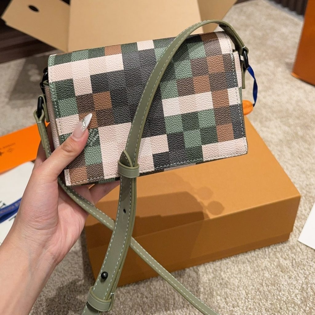 Louis Vuitton Steamer Wearable Wallet Damier Green 17Cm M83172 - Image 5