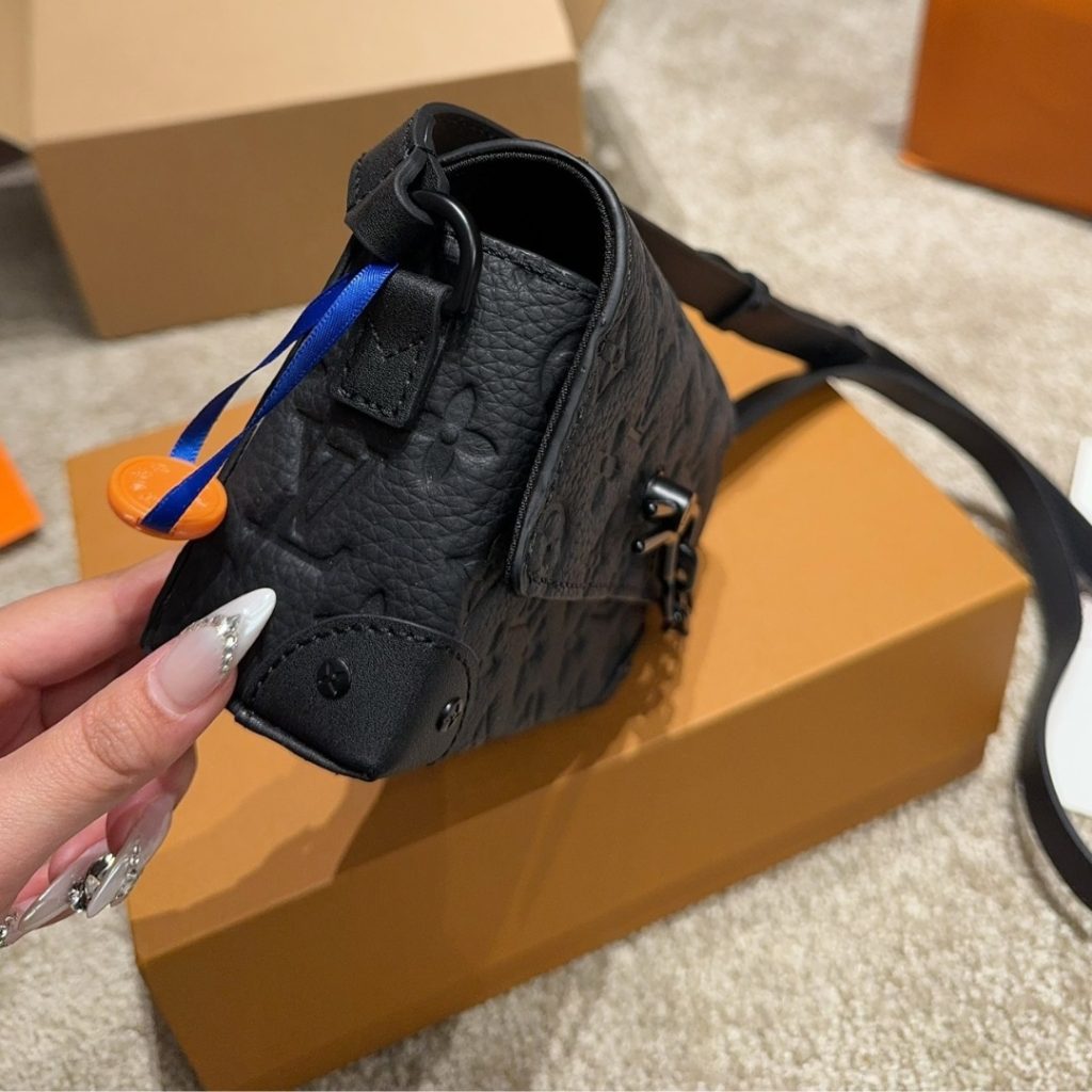 Louis Vuitton Steamer Wearable Wallet Monogram Taurillon Black 17Cm M81746 - Image 7