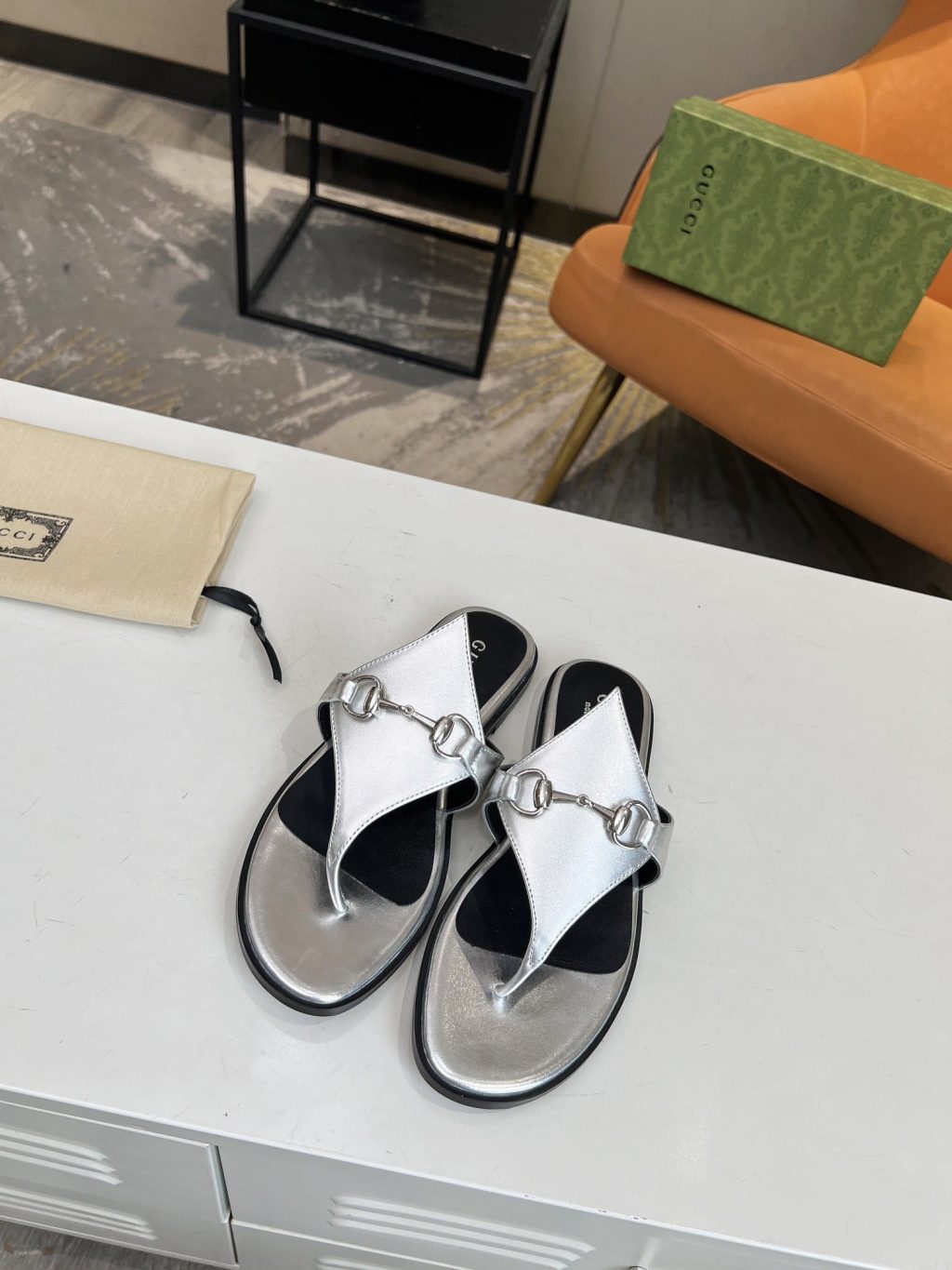 Gucci Women'S Thong Sandal With Horsebit Silver - Image 4