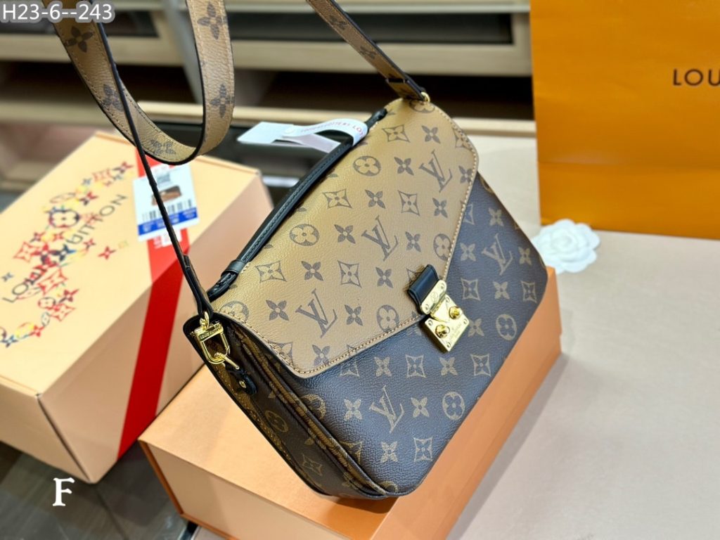 Louis Vuitton Pochette Métis Monogram Reverse 25Cm - Image 3
