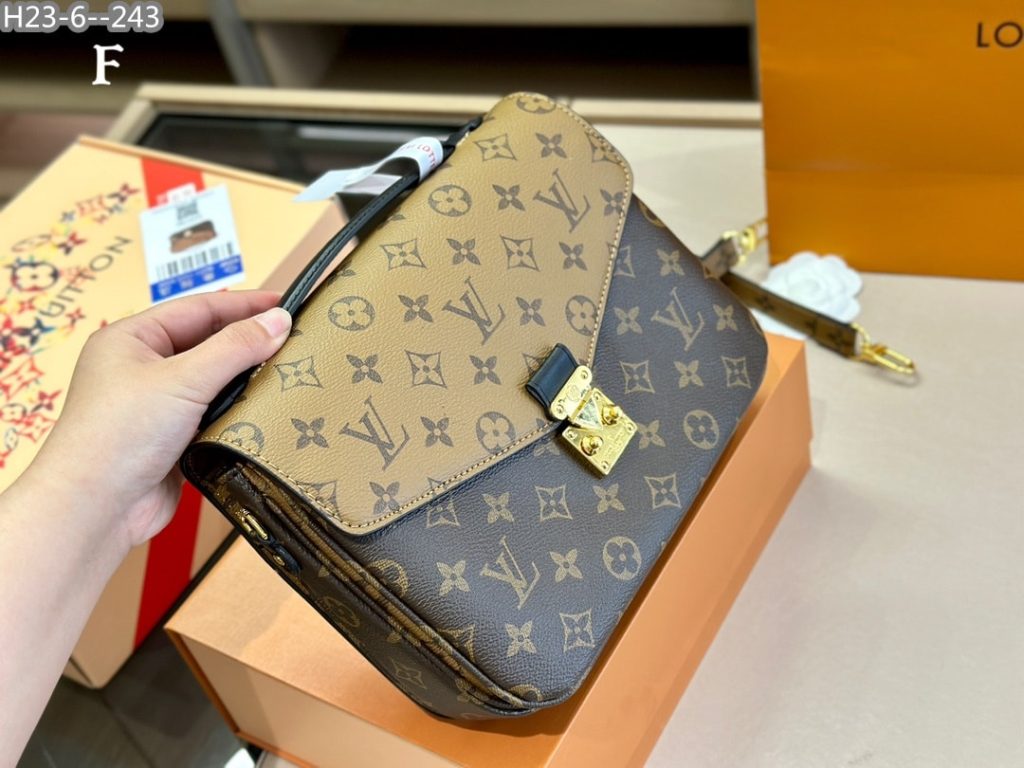 Louis Vuitton Pochette Métis Monogram Reverse 25Cm - Image 5