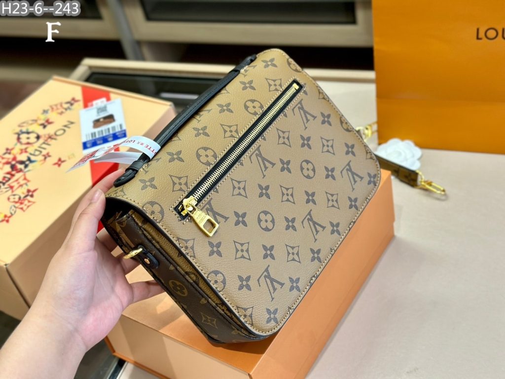 Louis Vuitton Pochette Métis Monogram Reverse 25Cm - Image 6