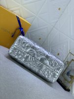 Louis Vuitton Onthego Pillow Handbag Silver 34Cm - Image 5