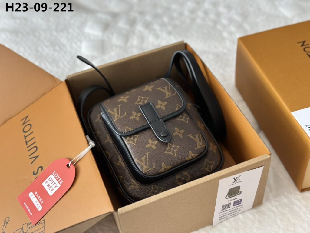 Louis Vuitton Christopher Wearable Wallet Monogram Brown 18Cm M69404 - Image 3