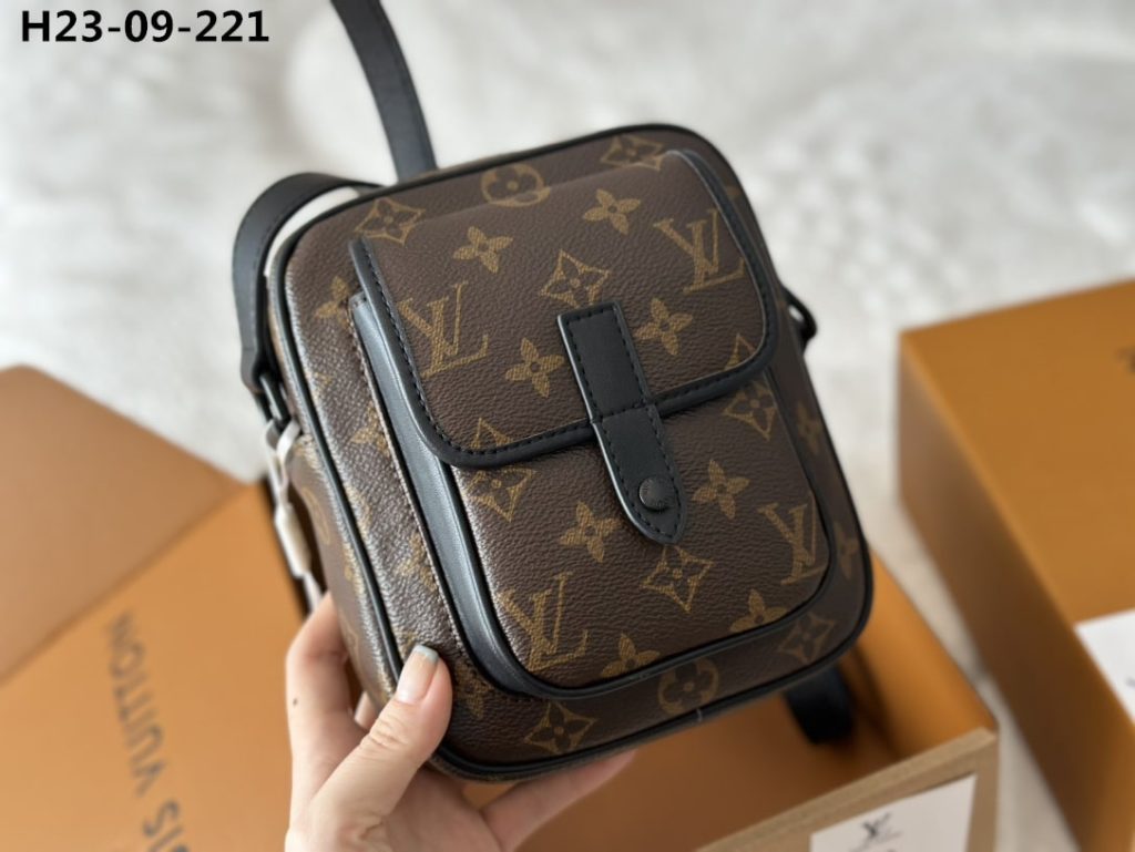 Louis Vuitton Christopher Wearable Wallet Monogram Brown 18Cm M69404 - Image 4