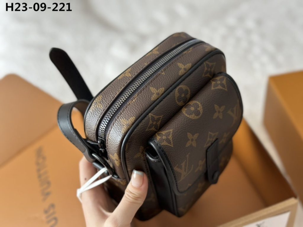 Louis Vuitton Christopher Wearable Wallet Monogram Brown 18Cm M69404 - Image 9